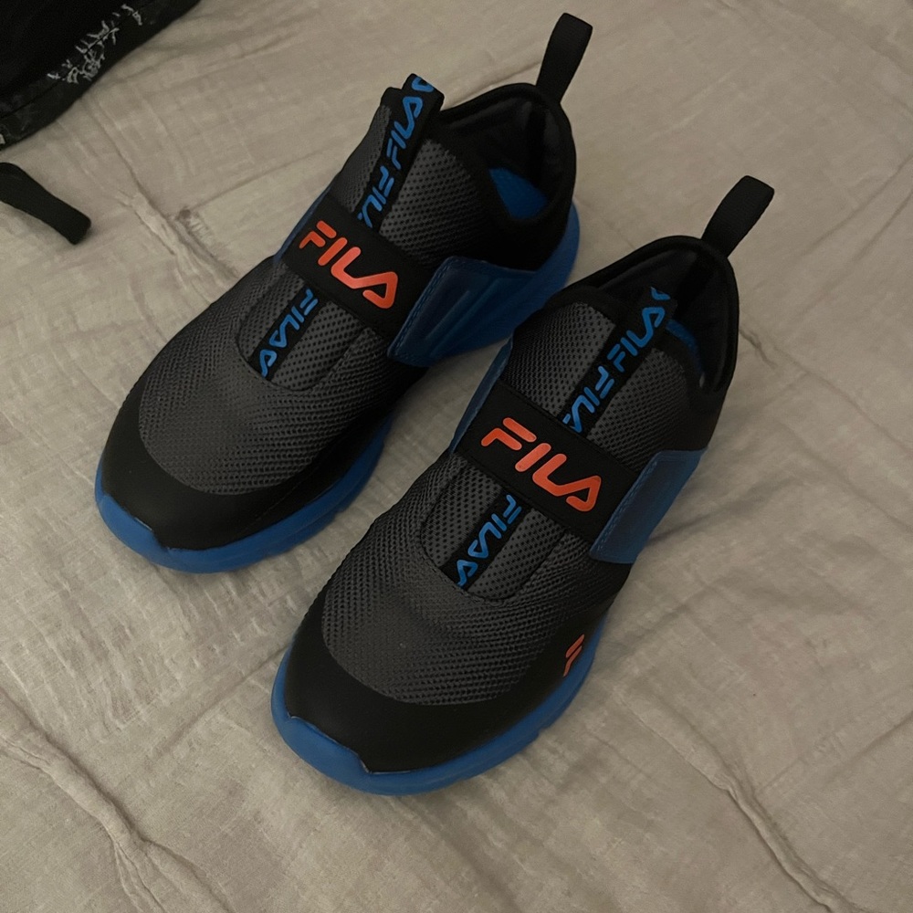 Brand new FILA boys shoe. Size 4.5 never used